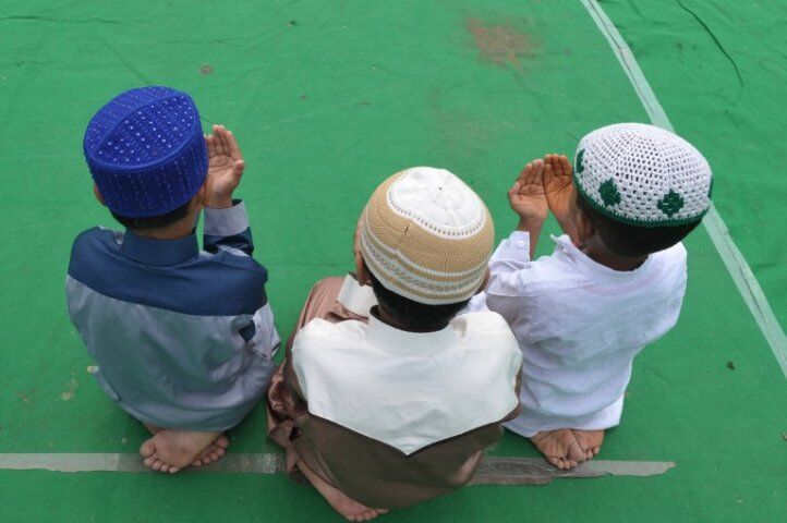 देशभर में धूमधाम से मनाई जा रही है ईद, प्रधानमंत्री और राष्ट्रपति ने दी बधाई