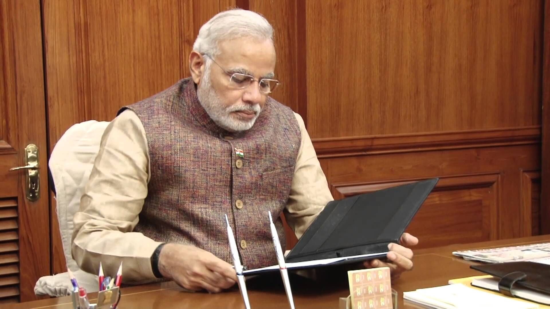 PM के साथ विदेशी दौरों पर जाने वालों के नाम बताए PMO, 30 दिन का दिया वक्त