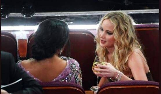 वाइन का ग्लास लिए ऑस्कर अवॉर्ड समारोह में पहुंची ये एक्ट्रेस