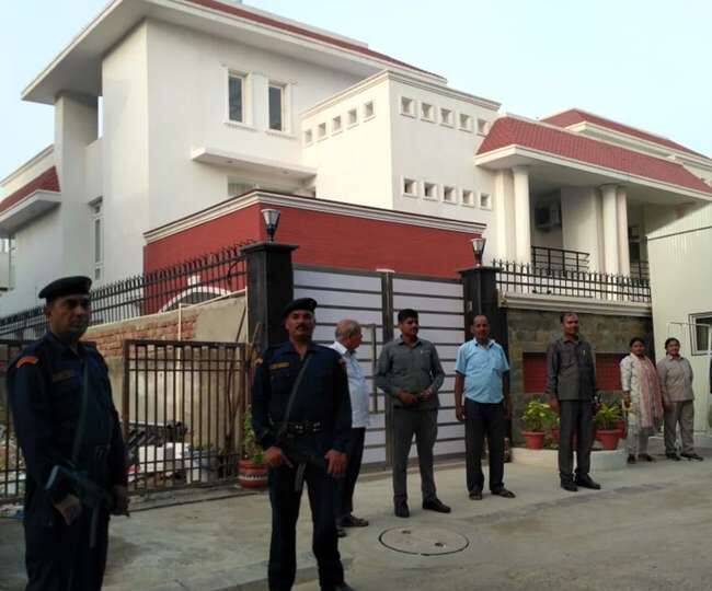 मुलायम सिंह नए आशियाना में पहुँचे, अखिलेश के आवास में तोडफ़ोड़ का आकलन शुरू