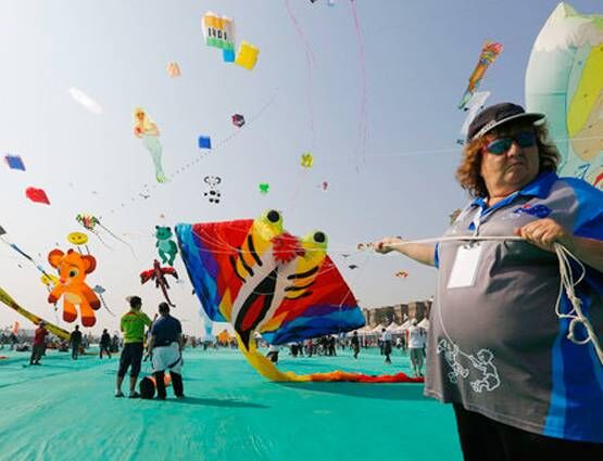 हजारों पतंगों से रंग-बिरंगा हुआ गुजरात का आसमां, देखें PHOTOS