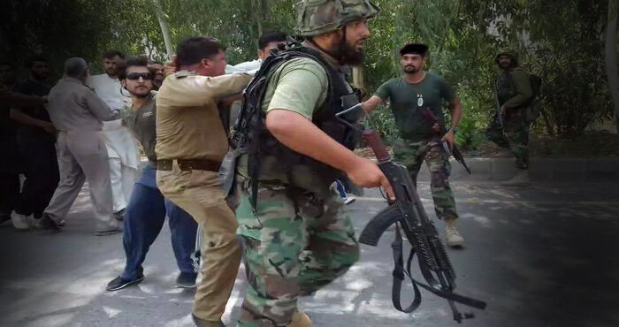 बीच सड़क पर भीड़ गए पुलिस और सेना के जवान, जमकर चले लात-घुसे: देखिए वीडियो बीच सड़क पर भीड़ गए पुलिस और सेना के जवान, जमकर चले लात-घुसे: देखिए वीडियो
