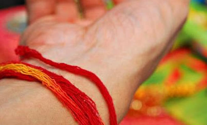 मौली के धागे हाथ में बांधने से बदल जाती है किस्मत, होते हैं ये खास फायदे