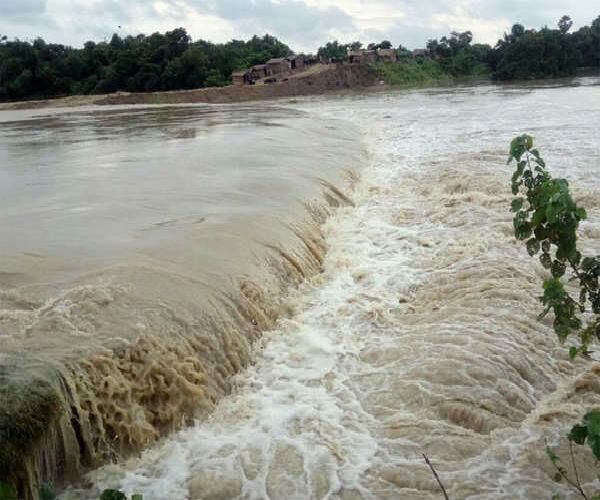 राप्ती नदी खतरे के निशान से ऊपर, संपर्क मार्ग कटा आवागमन ठप