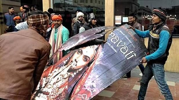LIVE: पर्दे पर पद्मावत, सड़कों पर करणी सेना का उपद्रव-आगजनी, कई जगह स्कूल बंद