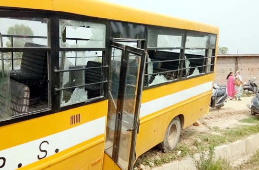 स्कूली बच्चों को लेकर पिकनिक पर निकली बस पलटी, 15 बच्चे घायल