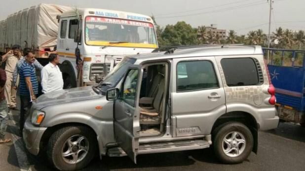 सड़क हादसे में बाल-बाल बचे तोगड़िया, ट्रक ने मारी कार को टक्कर
