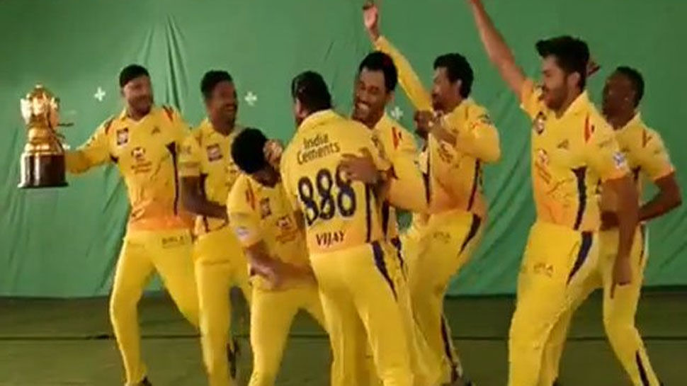 Video: धौनी के सामने जमकर नाचे भज्जी और ब्रावो, माही का रिएक्शन देख हो जाएंगे खुश