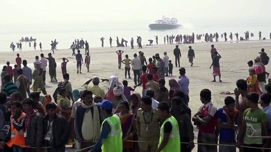 मकर संक्रांति: गंगासागर में नहाने पहुंचे लाखों श्रद्धालु, देखें PHOTOS