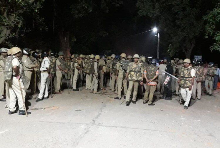 बीएचयू में देर रात बवाल : पेट्रोल बम चले, फायरिंग हुई, पुलिस बूथ और बाइकें फूंकीं