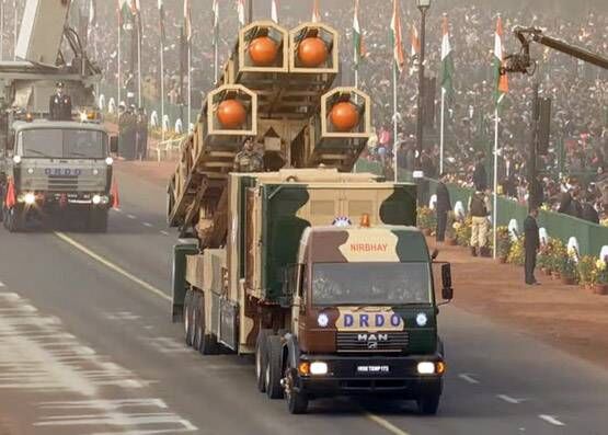 देखें: जब राजपथ पर उतरी दुश्मनों को दहलाने वाली हिंदुस्तान की सैन्य शक्ति