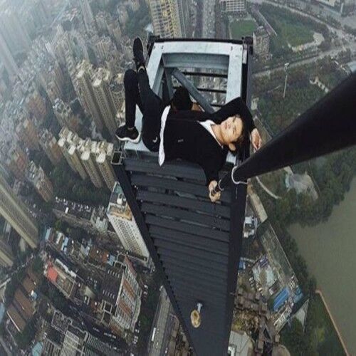 सेल्फी के शौक में गंवा दी जान,बड़ी-बड़ी इमारतों पर चढ़कर लेता था खतरनाक तस्वीरें