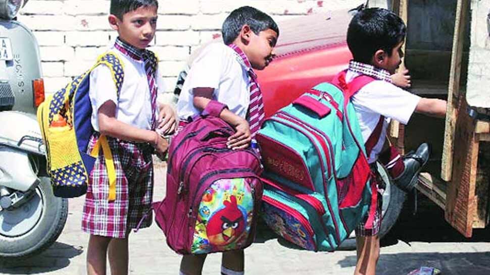 जिला शिक्षाधिकारी ने 35 स्‍कूलों में मापा बच्‍चों के बैग का वजन, भारी मिले बस्‍ते
