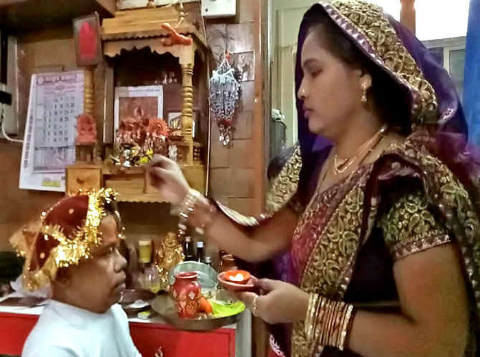 कद के बेशक छोटे हैं यह अभिनेता, लेकिन इनकी बीवी की खूबसूरती देख हैरान रह जायेंगे