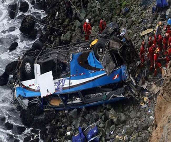 पेरू के अरेक्विपा क्षेत्र में बस दुर्घटना में 44 लोगों की मौत