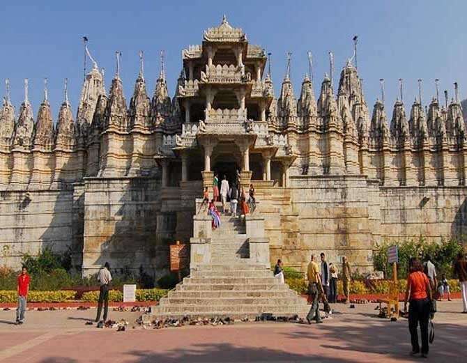 हिन्दू ज़रूर देखें: ताजमहल से भी ज्यादा खूबसूरत है भगवान विष्णु का ये अद्भुत मंदिर जहाँ नाखून से बनाई थी झील !