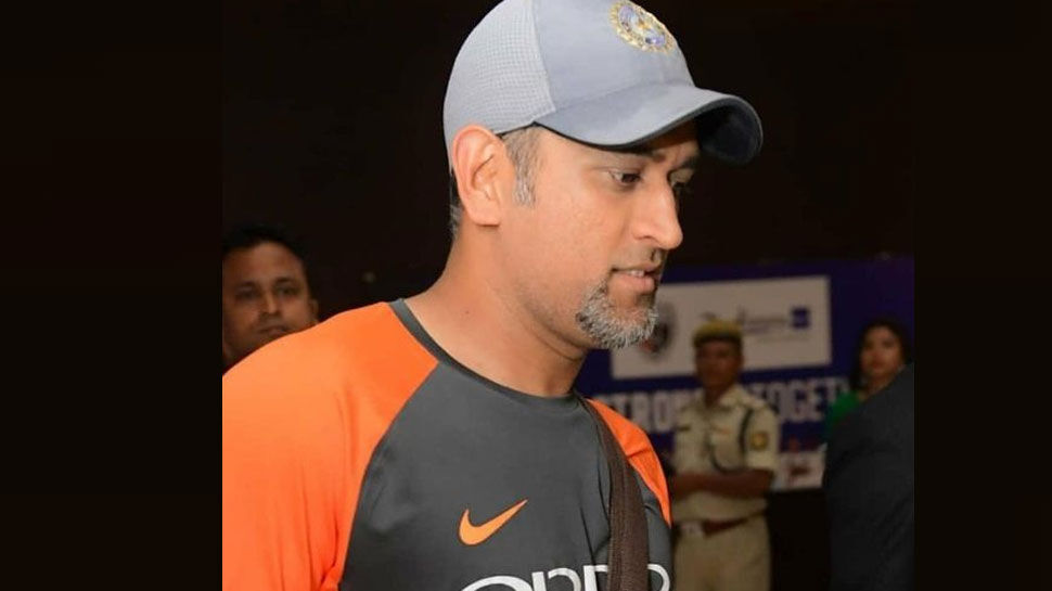 मैदान पर उतरने से पहले ही सोशल मीडिया में इस वजह से छा गए हैं महेंद्र सिंह धोनी मैदान पर उतरने से पहले ही सोशल मीडिया में इस वजह से छा गए हैं महेंद्र सिंह धोनी