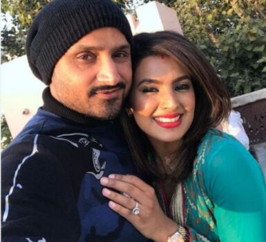 इस बड़े क्रिकेटर की पत्नी घर मे मिट्टी के चूल्हे में बना रही थी खाना, तस्वीरें हुई वायरल तो लोगो ने कहा…