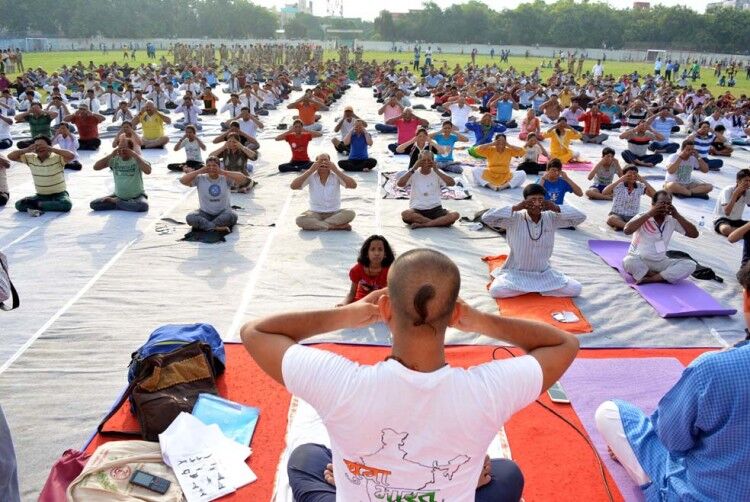 अंतरराष्ट्रीय योग दिवसः वाराणसी में इस तरह से चटख हुए योग के रंग