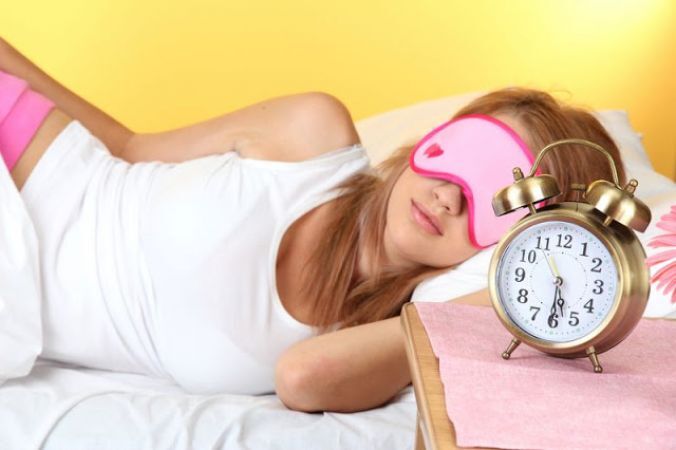 झुर्रियों से बचाता है स्लीपिंग मास्क, रोज़ करें इस्तेमाल