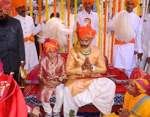 पाकिस्तान में जहाँ हिन्दुओं के साथ इतना अत्याचार होता है, वहीँ नवाबों की तरह रहता है यह राजपूत