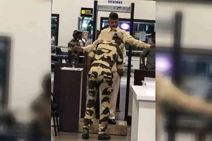 चंद्रबाबू नायडू की तलाशी ली गई: विजयवाड़ा एयरपोर्ट चंद्रबाबू नायडू की तलाशी ली गई: विजयवाड़ा एयरपोर्ट