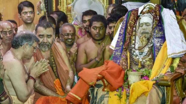 मंत्रोच्चार के बीच कांची पीठ के शंकराचार्य की महासमाधि, उमड़े लाखों श्रद्धालु