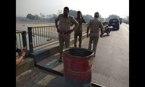 बहराइच में घाघरा नदी पर संजय सेतु का एक पिलर धंसा, बड़े वाहनों को रोका गया