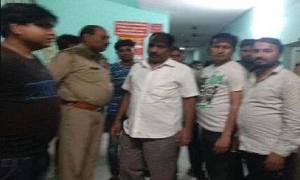 यूपी: आईसीयू में भर्ती महिला से छेड़छाड़, अस्पताल में तीमारदारों का जबरदस्त हंगामा यूपी: आईसीयू में भर्ती महिला से छेड़छाड़, अस्पताल में तीमारदारों का जबरदस्त हंगामा