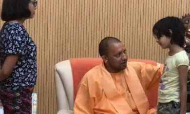 सीएम योगी से मिलीं कल्पना तिवारी, विवेक की मां और बच्चों के नाम फिक्सड डिपॉजिट करेगी सरकार