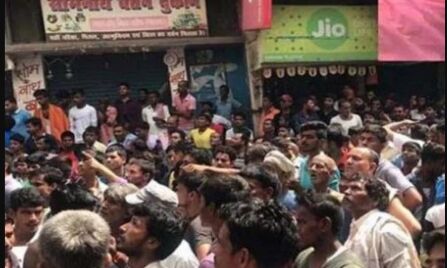 बिहार शरीफ में युवक की गोली मारकर हत्या, गुस्साए लोगों ने बदमाश को पीटकर किया आग के हवाले बिहार शरीफ में युवक की गोली मारकर हत्या, गुस्साए लोगों ने बदमाश को पीटकर किया आग के हवाले