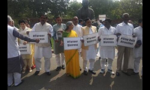 संसद भवन के बाहर विपक्ष का प्रदर्शन, राहुल और सोनिया गांधी भी पहुंचे