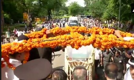 स्मृति स्थल पहुंचा जन-जन के प्रिय अटल का पार्थिव शरीर, राष्ट्रपति और पीएम ने दी श्रद्धांजलि स्मृति स्थल पहुंचा जन-जन के प्रिय अटल का पार्थिव शरीर, राष्ट्रपति और पीएम ने दी श्रद्धांजलि