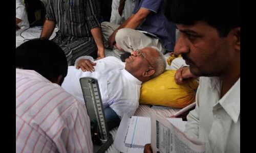 अन्ना हजारे की तबीयत नाजुक तो डॉक्टरों ने लगाई बोलने पर रोक, घटा 5.5 kg वजन