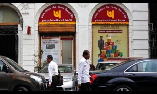 देश के बैंकिंग क्षेत्र में वित्त वर्ष 2017 के दौरान कुल 12,553 फ्रॉड के मामले सामने आए. इन सभी फ्रॉड में देश के बैंकिंग क्षेत्र को कुल 18,170 करोड़ रुपये का नुकसान हुआ है. इन फ्रॉड्स में बैंक ऑफ महाराष्ट्र में