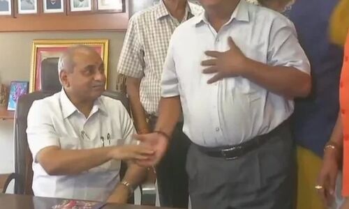 अमित शाह के एक फोन पर माने डिप्टी सीएम नितिन पटेल, संभाला कार्यभार