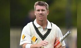 गेंद से छेड़खानी करने के बाद अब गेंद के साथ ये क्या कर दिया वॉर्नर...