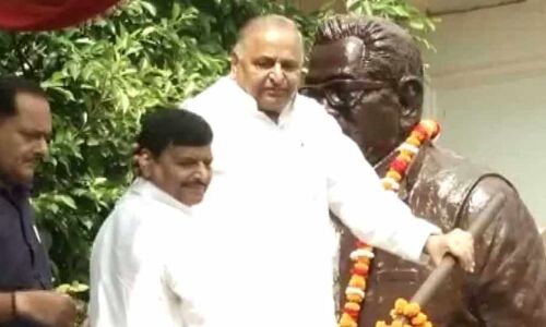 इशारों-इशारों में मुलायम ने कहा- शिवपाल के साथ अन्याय हुआ है इशारों-इशारों में मुलायम ने कहा- शिवपाल के साथ अन्याय हुआ है