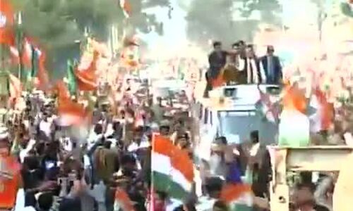 वीडियो में देखिए, राहुल के रोड शो में BJP के झंडे और मोदी-मोदी के नारे