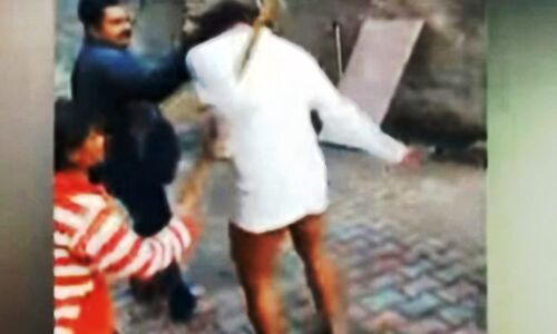 VIDEO: कृष्ण नगरी में हवस के पुजारी को भीड़ ने नंगा कर पीटा