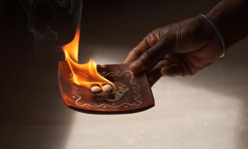 कपूर को घर में रखने से होते हैं ये कुछ खास फायदे, आजमाएं जरूर