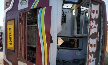 सेंधवा के करीब पलटी बस, कई यात्री हुए घायल