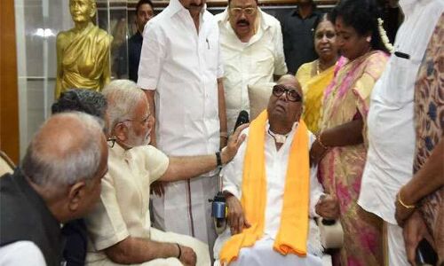 करुणानिधि का निधन: अस्पताल के बाहर समर्थकों का जमावड़ा