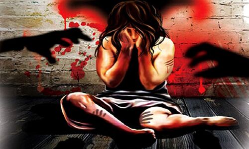 पति के सामने पत्‍नी और बेटी के साथ सामूहिक दुष्‍कर्म