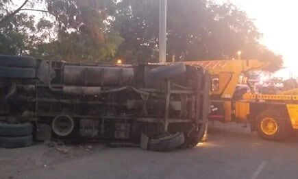 देवास के पास दो ट्रकों की टक्कर के बाद पलटा ट्रक, दो की मौत