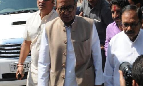 थाने में गिरफ़्तारी देने पहुंचे दिग्विजय, मचा बवाल