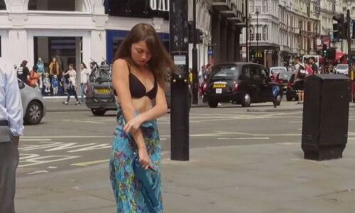 रास्ते में ही भतीजे ने उतारे महिला के कपड़ें और कहा