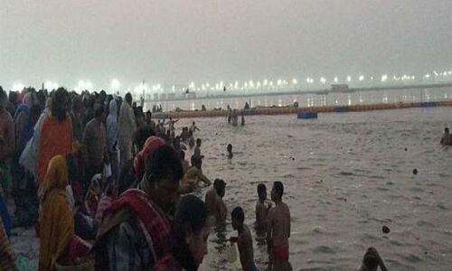 उत्तर प्रदेश में नदियों के तट पर उमड़े श्रद्धालु, डुबकी लगाकर की सूर्य की अराधना