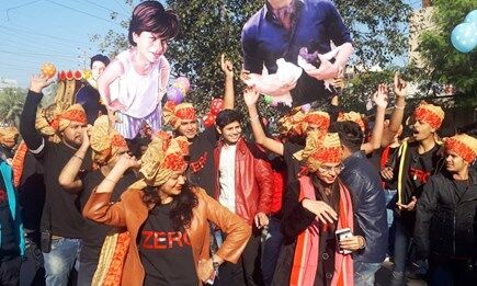 यहां निकली शाहरुख की बारात, जीरो देखने पहुंचे फैंस ऐसे झूमे