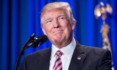 आलोचना के बाद ट्रंप बैकफुट पर आए, व्हाइट हाउस पर झुकाया गया झंडा आलोचना के बाद ट्रंप बैकफुट पर आए, व्हाइट हाउस पर झुकाया गया झंडा